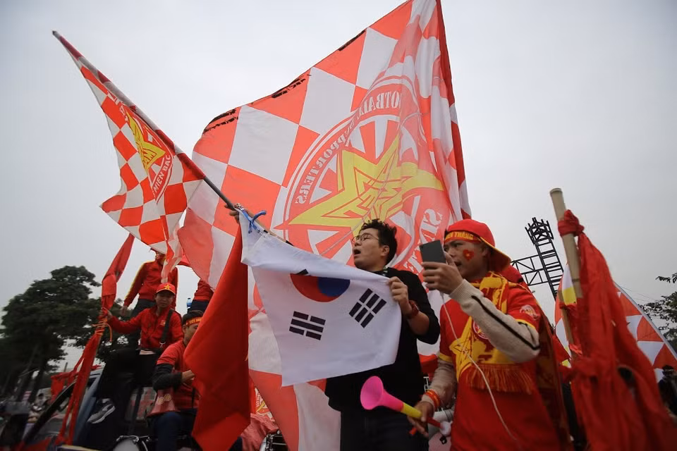 4 tiếng trước trận chung kết lượt về AFF Suzuki Cup 2018 Việt Nam - Malaysia, bên ngoài sân vận động Mỹ Đình đã bắt đầu được nhuộm bỏ.