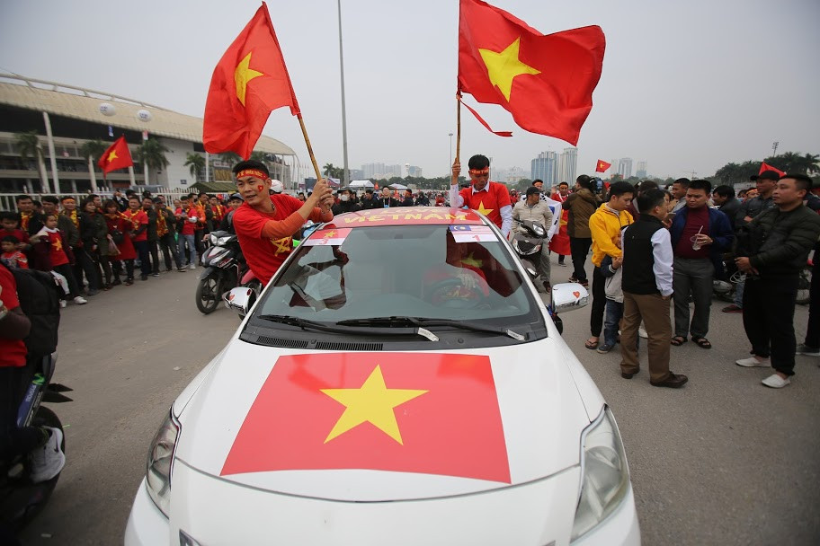 Rất đông cổ động viên đã đến sân cho dù trận đấu phải đến 19 giờ 30 mới bắt đầu. (Ảnh: Minh Sơn/Vietnam+)