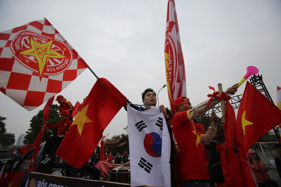 Cờ Việt Nam và cờ Hàn Quốc được người hâm mộ mang đến sân đấu. (Ảnh: Minh Sơn/Vietnam+)