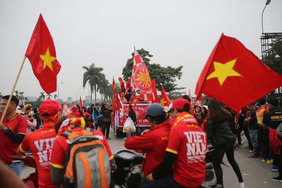 Cờ đỏ sao vàng tung bay trước sân Mỹ Đình. (Ảnh: Minh Sơn/Vietnam+)