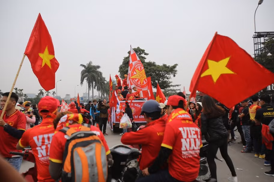 Cờ đỏ sao vàng tung bay trước sân Mỹ Đình. (Ảnh: Minh Sơn/Vietnam+)