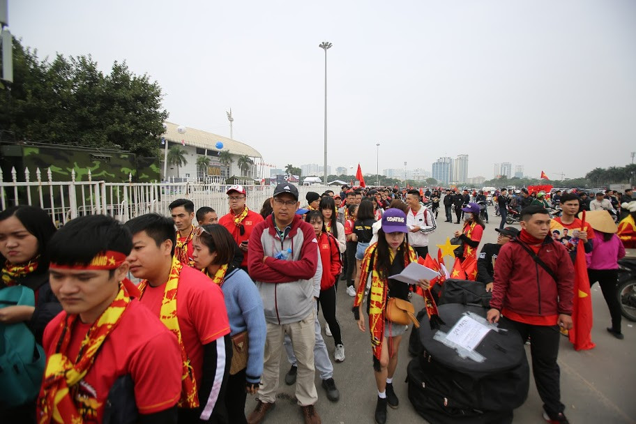 Dòng người đã bắt đầu xếp hàng phía ngoài sân Mỹ Đình. (Ảnh: Minh Sơn/Vietnam+)