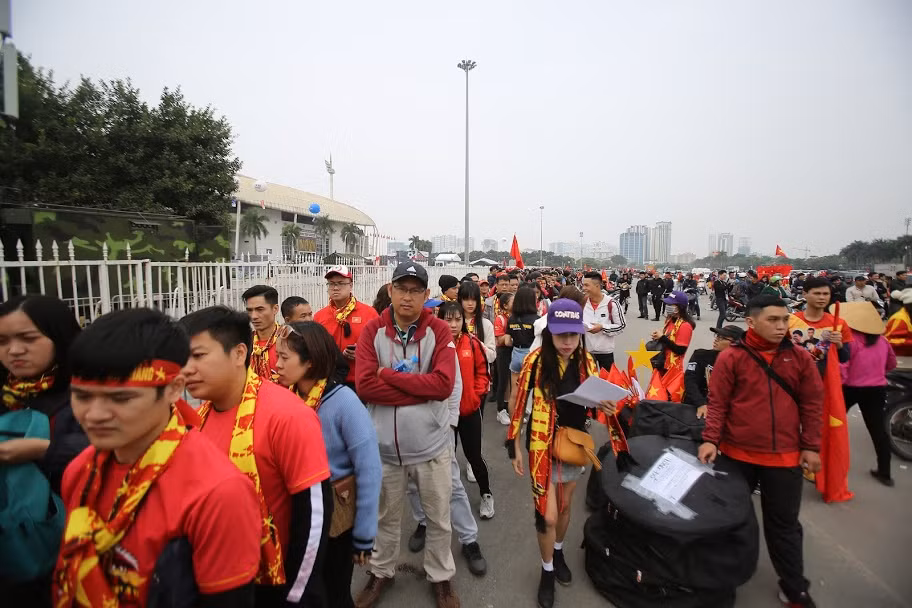 Dòng người đã bắt đầu xếp hàng phía ngoài sân Mỹ Đình. (Ảnh: Minh Sơn/Vietnam+)