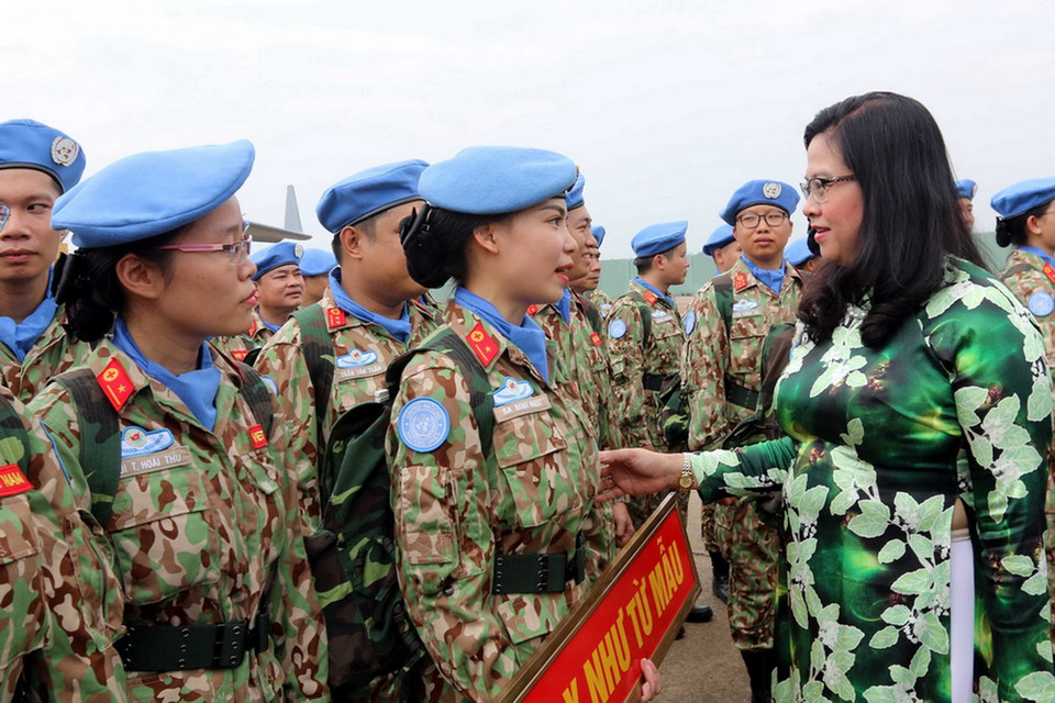 Đại diện lãnh đạo Thành phố Hồ Chí Minh với các quân nhân lên đường làm nhiệm vụ. (Ảnh: Thanh Vũ/TTXVN)