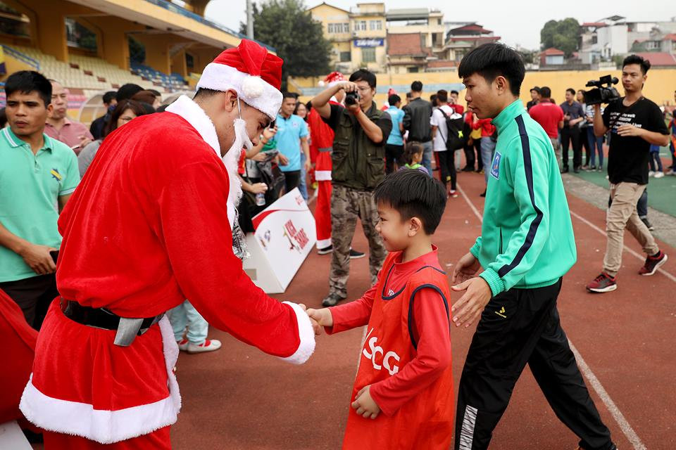 Cùng với Duy Mạnh, các cầu thủ của câu lạc bộ Hà Nội...