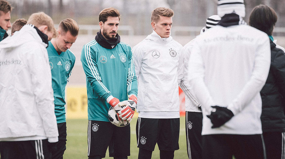 Các cầu thủ rất chăm chú khi lắng nghe chỉ đạo của HLV. (Nguồn: Dfb.de)