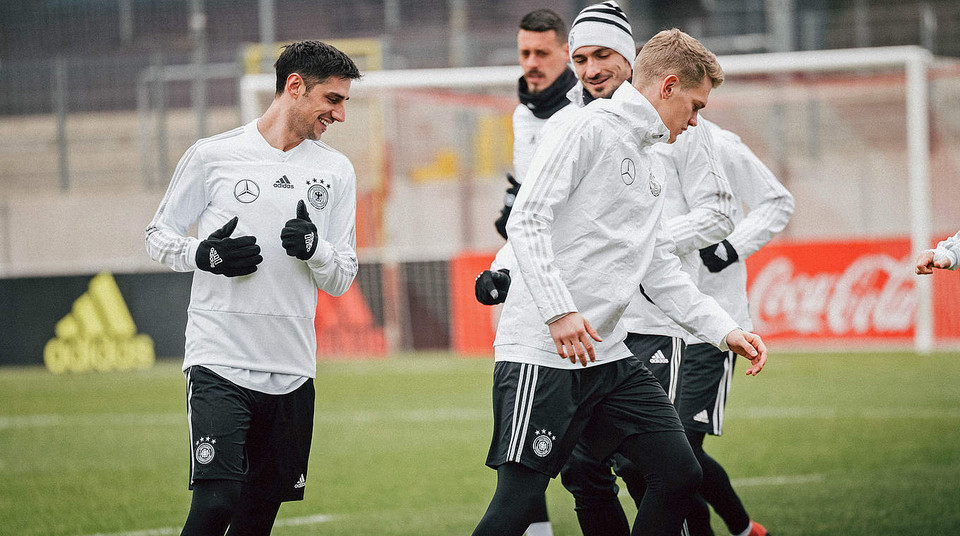Các cầu thủ rất thoải mái trong buổi tập trước khi bước vào hai trận đấu quan trọng. (Nguồn: Dfb.de)