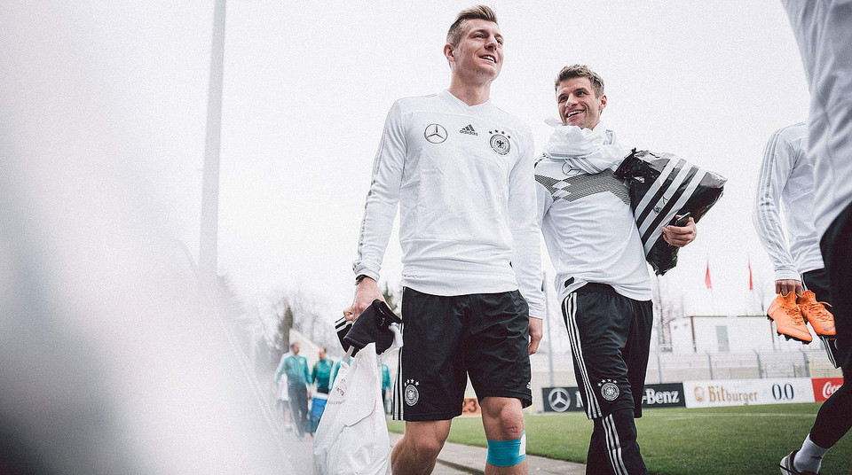 Toni Kroos và Thomas Mueller thoải mái trước đợt tập trung chuẩn bị cho loạt trận giao hữu. (Nguồn: dfb.de)
