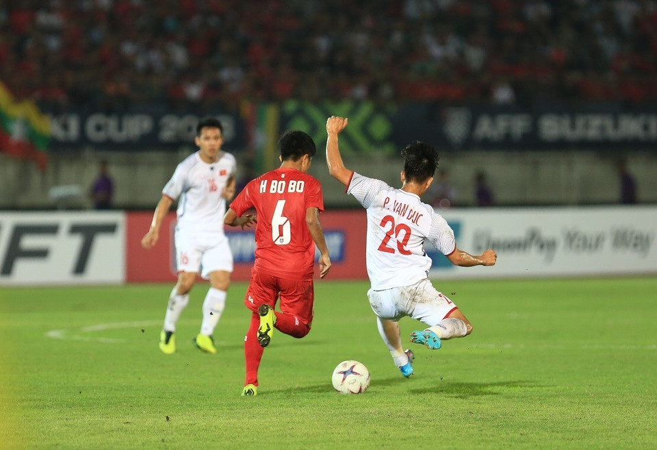 Pha truy cản của Văn Đức. (Ảnh: Trọng Đạt/TTXVN)