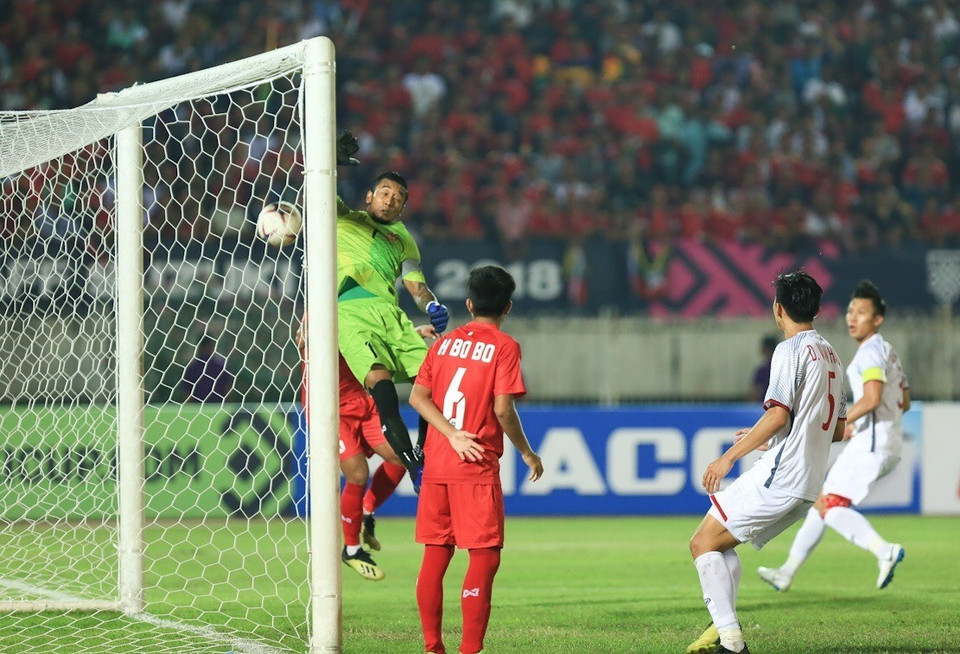 Thủ thành Kyaw Htet cứu thua cho Myanmar. (Ảnh: Trọng Đạt/TTXVN)