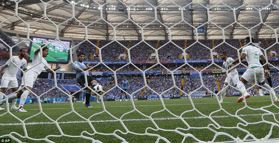 Bàn thắng dễ dàng không chỉ giúp Suarez có được 52 bàn thắng cho tuyển quốc, mà còn...