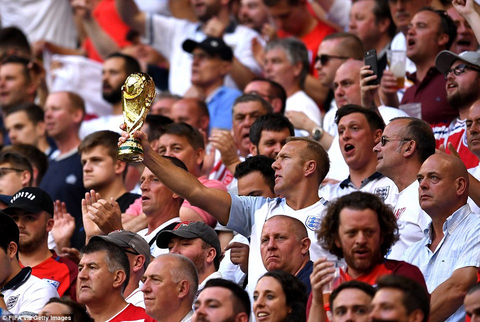 ...và người Anh đã bắt đầu mơ về chức vô địch giống như điều mà họ làm được vào năm 1966 trên quê nhà.