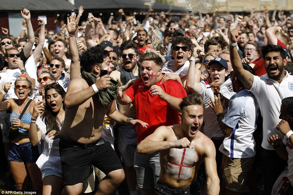 Bàn thắng của Harry Maguire mang đến niềm vui tột độ cho người hâm mộ Anh.