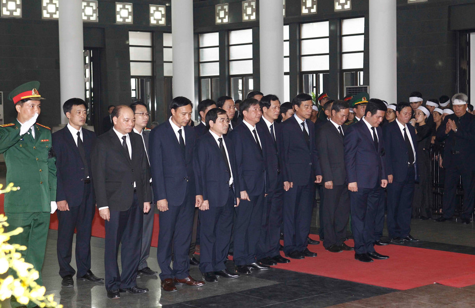 Đoàn tỉnh Thái Nguyên viếng nguyên Tổng Bí thư Đỗ Mười. (Ảnh: TTXVN)