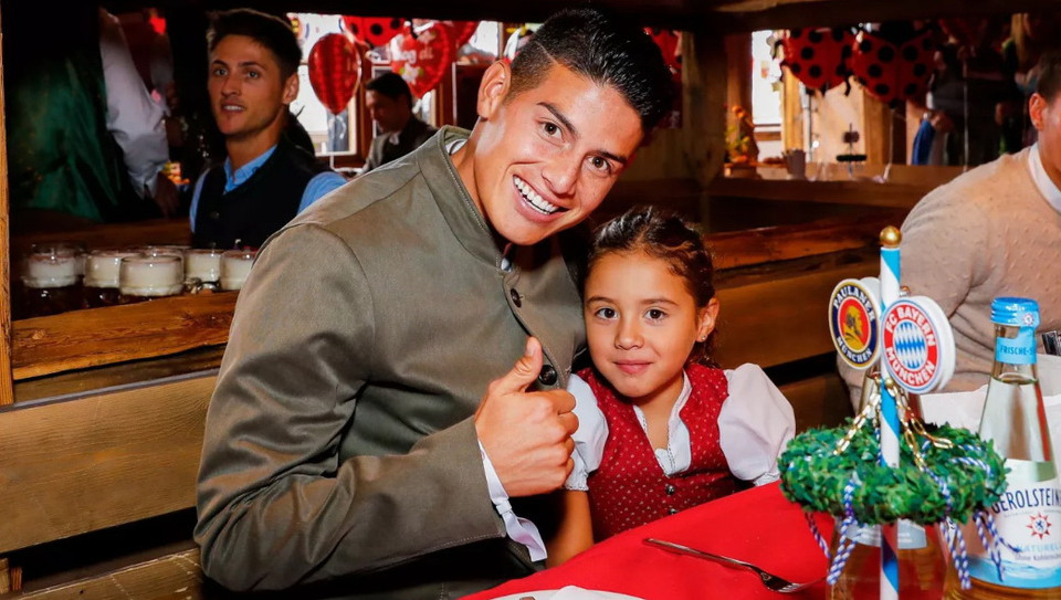 James Rodriguez thoải mái khi chụp ảnh. (Nguồn: fcb.de)