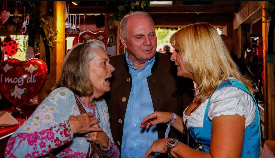 Chủ tịch Bayern Uli Hoeness tham dự lễ hội nhưng có lẽ ông không thể quá vui khi mà chứng kiến đội nhà gây thất vọng. (Nguồn: fcb.de)