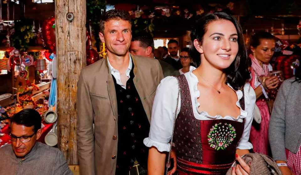 Thmas Mueller vui vẻ tại lễ hội. (Nguồn: fcb.de)