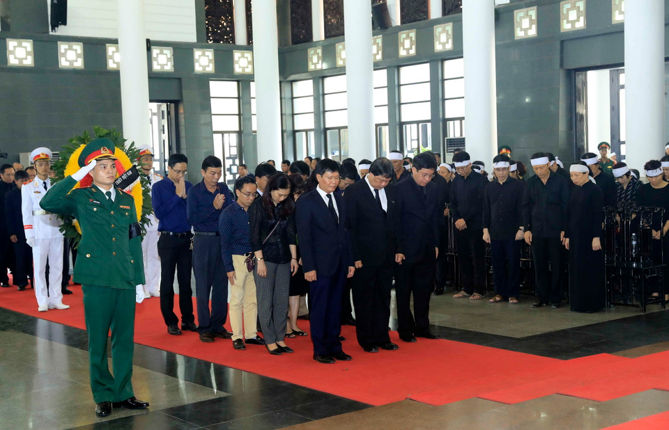 Đoàn Viện Hàn lâm Khoa học xã hội Việt Nam viếng Chủ tịch nước Trần Đại Quang. (Ảnh: TTXVN)