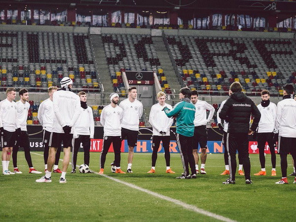 Đội hình tập trung cho lần giao hữu "thử lửa" này (Nguồn Dfb.de)