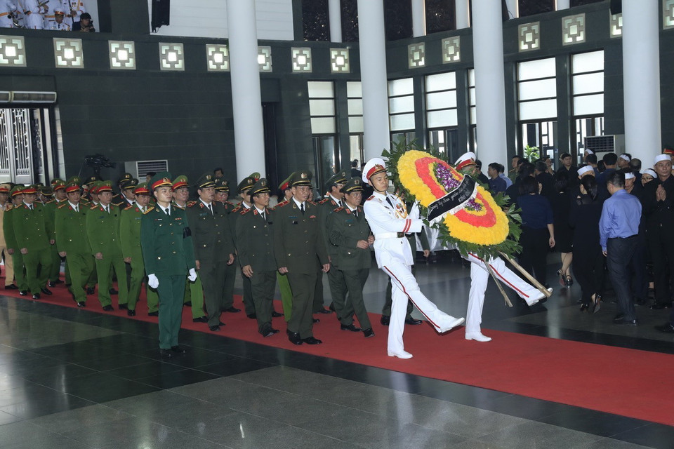 Đoàn Đảng ủy, Ban Giám đốc Công an Thành phố Hà Nội viếng Chủ tịch nước Trần Đại Quang. (Ảnh: Nhan Sáng/TTXVN)