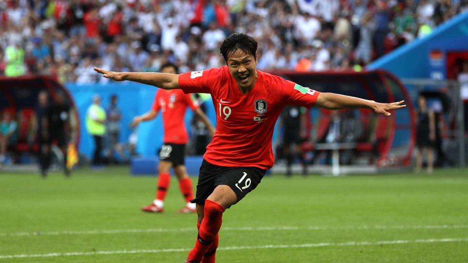 ...và sau khi nhờ đến công nghệ VAR, trọng tài đã công nhận bàn thắng cho Kim Young-Gwon. (Nguồn: Getty Images)