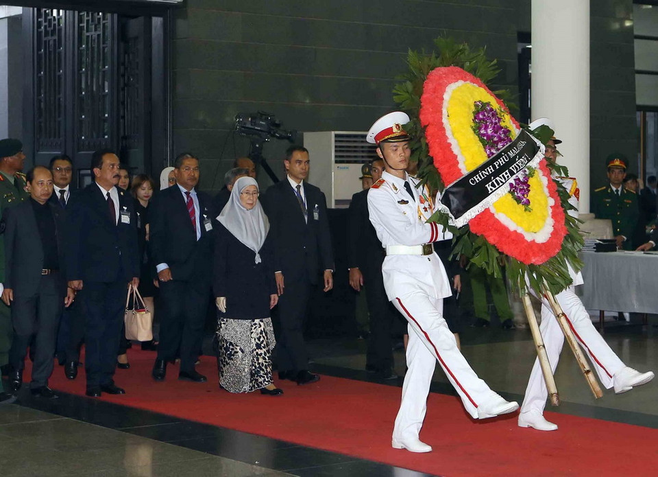 Đoàn Chính phủ Malaysia, do Phó Thủ tướng Wan Azizah Wan Ismail làm trưởng đoàn, viếng Chủ tịch nước Trần Đại Quang. (Ảnh: Doãn Tấn/TTXVN)
