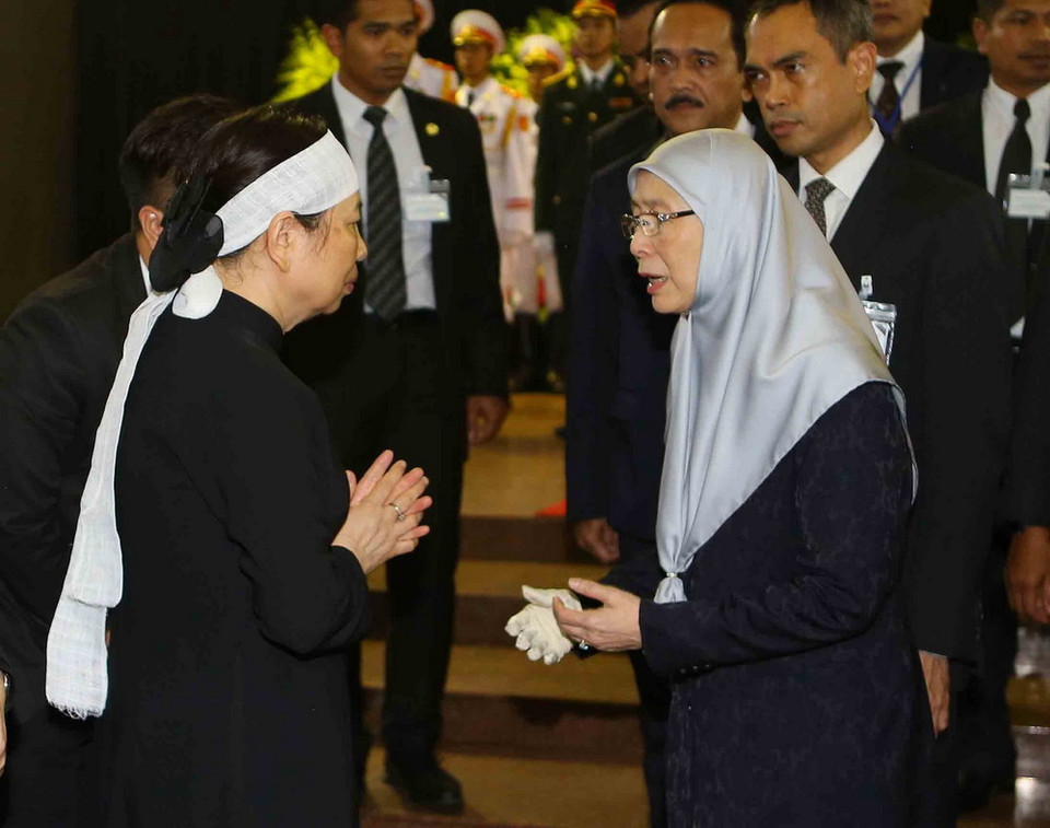 Đoàn Chính phủ Malaysia, do Phó Thủ tướng Wan Azizah Wan Ismail làm trưởng đoàn, viếng Chủ tịch nước Trần Đại Quang và chia buồn cùng tang quyến Chủ tịch. (Ảnh: Doãn Tấn/TTXVN)