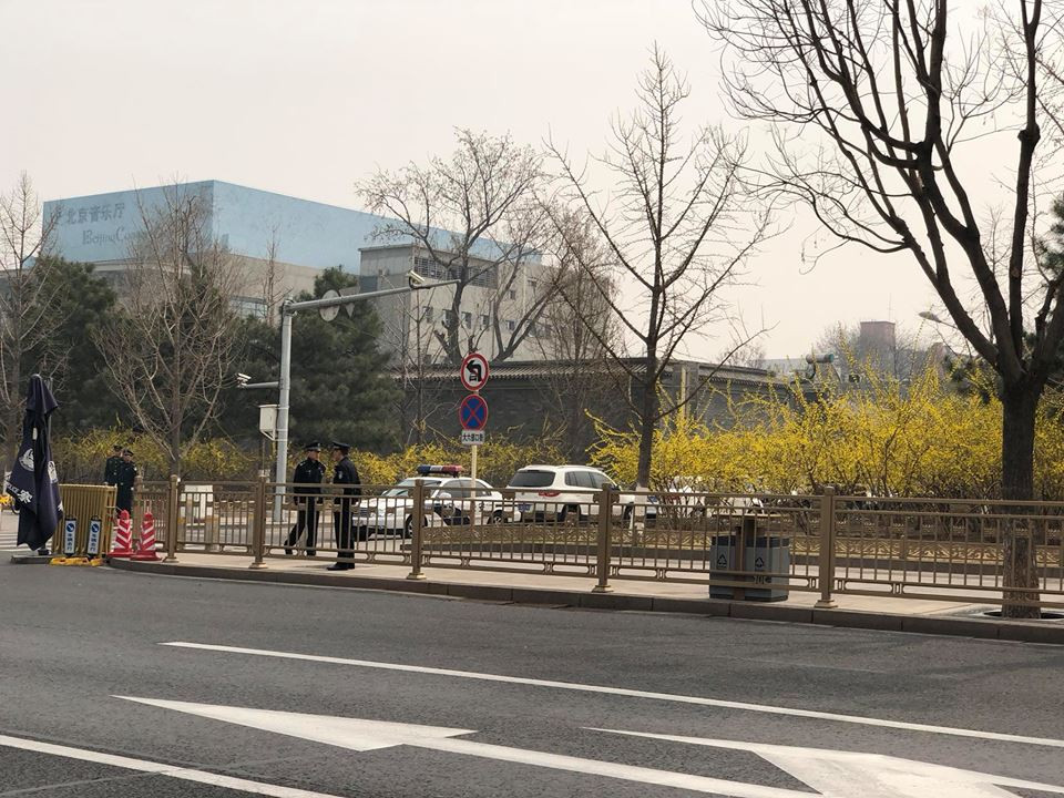 Nhân viên an ninh mặc sắc phục cũng xuất hiện khá đông