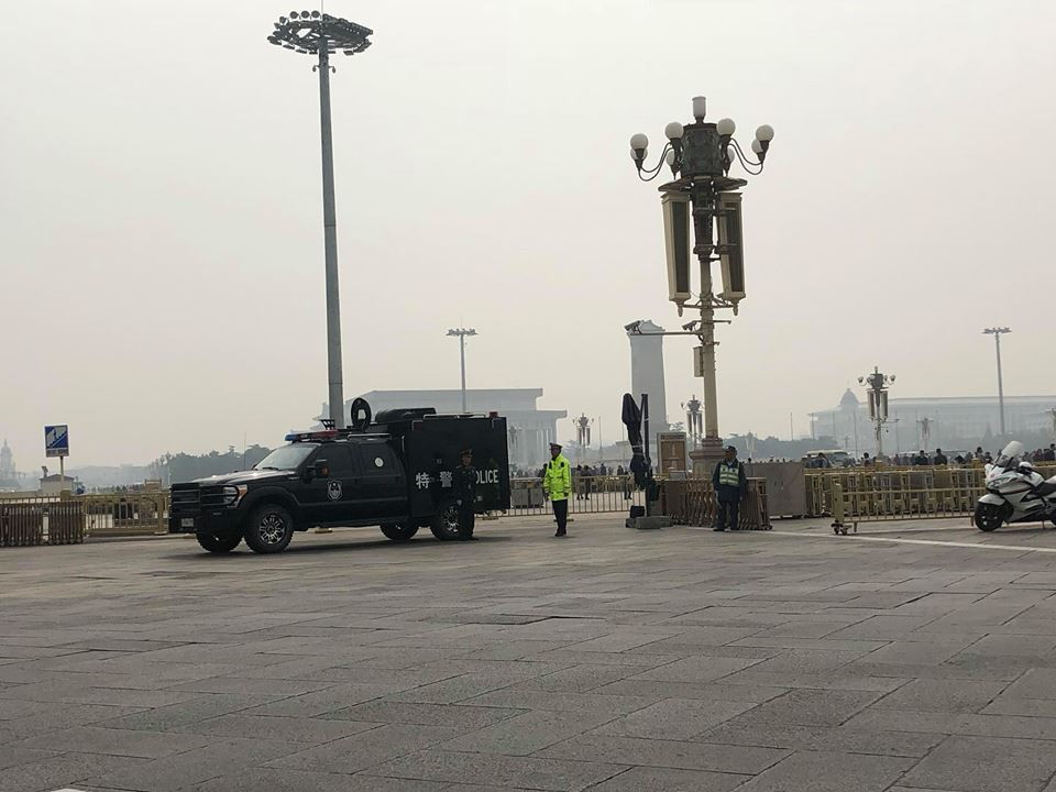 Xe cảnh sát và an ninh có mặt ở khắp nơi 