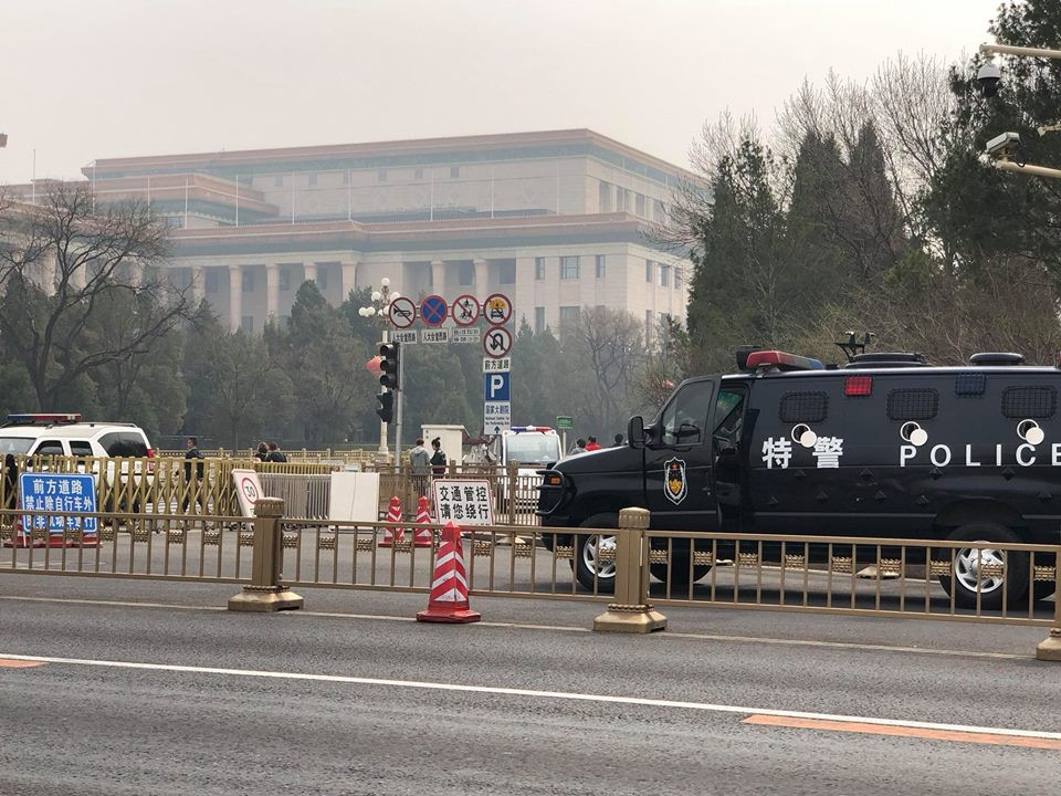 Một chiếc xe của lực lượng an ninh đỗ gần Tử Cấm Thành