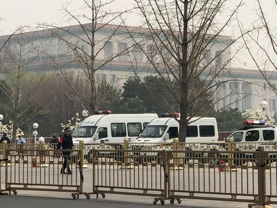 Hình ảnh chụp quanh khu vực Tử Cấm Thành cũng cho thấy an ninh dường như đã được tăng cường