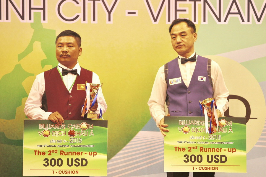 Tay cơ Phạm Quốc Tuấn (trái, Việt Nam) và tay cơ Lee Seung Jin (Hàn Quốc) đồng hạng ba nội dung 1 băng. (Ảnh: Quang Nhựt/TTXVN)