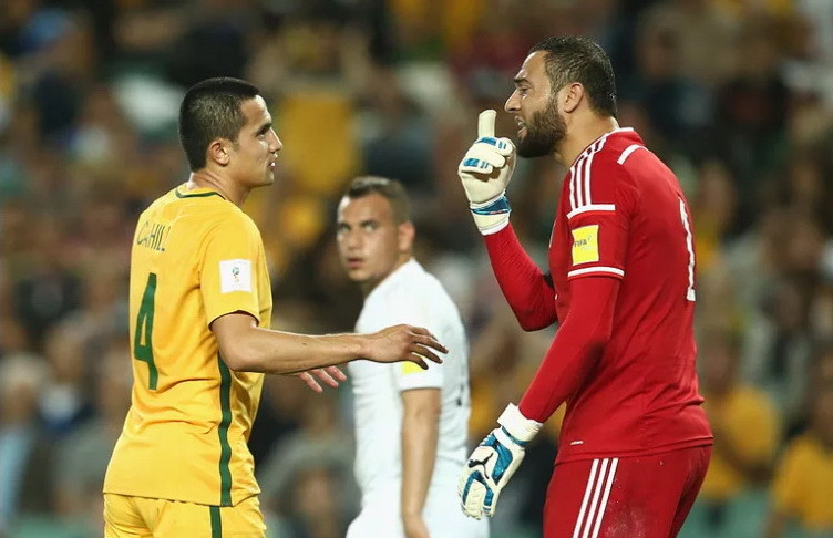 Thủ môn Amer Shafi (áo đỏ) của Jordan (36 tuổi, 14/2/1982).