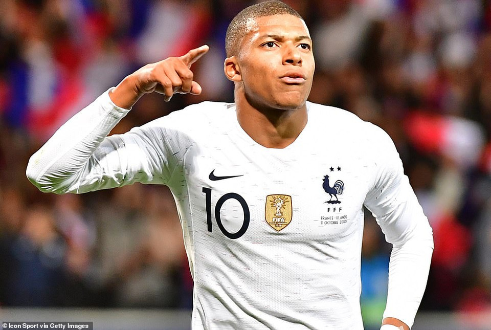 Trước đó, Mbappe cũng chính là người đã tung ra cú sút căng, khiến Holmar Oern Eyjolfsson của Iceland đá phản lưới nhà.