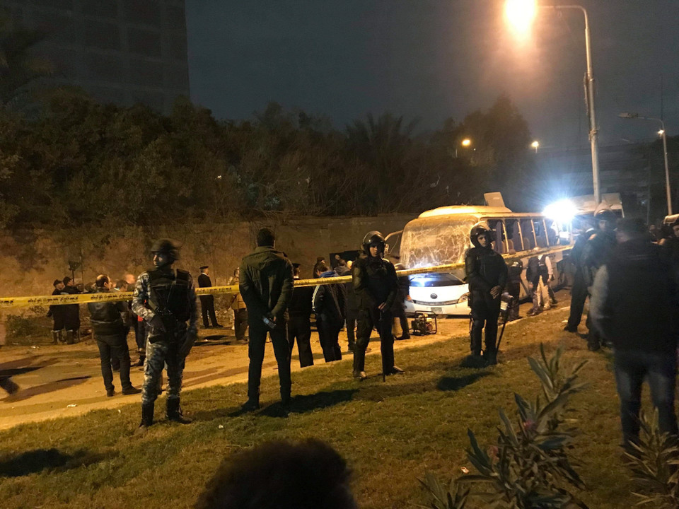 Lực lượng an ninh được triển khai tại hiện trường vụ đánh bom xe khách ở quận Haram, tỉnh Giza, Ai Cập tối 28/12/2018. (Ảnh: THX/TTXVN)