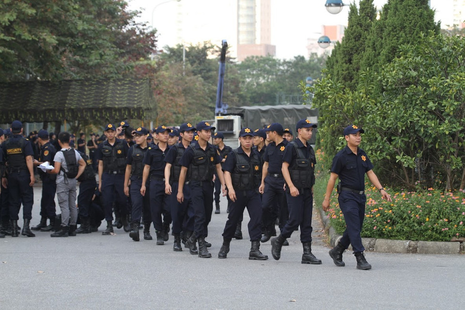 Lực lượng an ninh bảo vệ tại sân. (Ảnh: Minh Sơn/TTXVN)