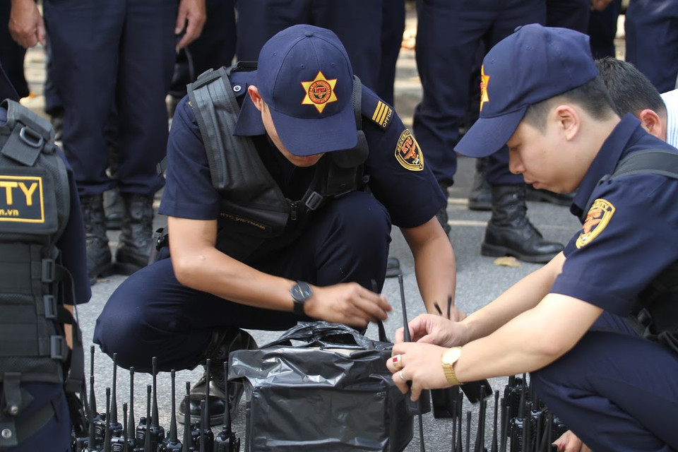 Trận bán kết lượt về AFF Suzuki Cup 2018 giữa Việt Nam và Philippines đang trở nên nóng hơn bao giờ hết, và lực lượng an ninh đã được huy động để bảo vệ cho trận đấu. (Ảnh: Minh Sơn/TTXVN)