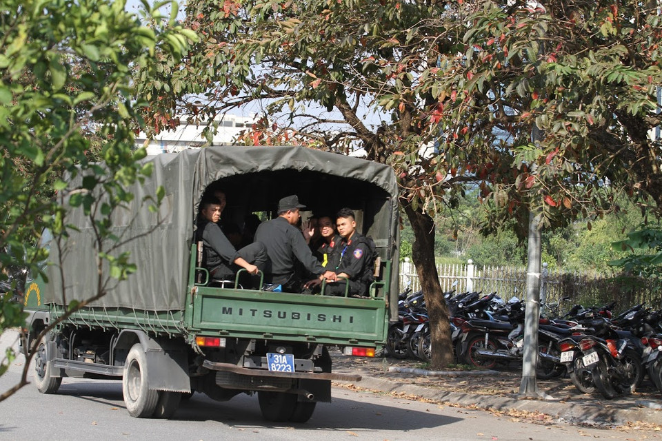 Lực lượng cơ động được huy động bảo vệ an ninh cho trận đấu. (Ảnh: Minh Sơn/TTXVN)