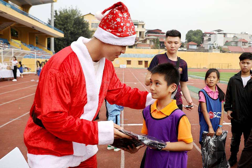 'Tôi và các đồng đội rất vui khi góp mặt trong buổi giao lưu này. Các em nhỏ đều có niềm đam mê với trái bóng giống như chúng tôi trước đây, ít có cơ hội được gặp thần tượng của mình,' Duy Mạnh chia sẻ.