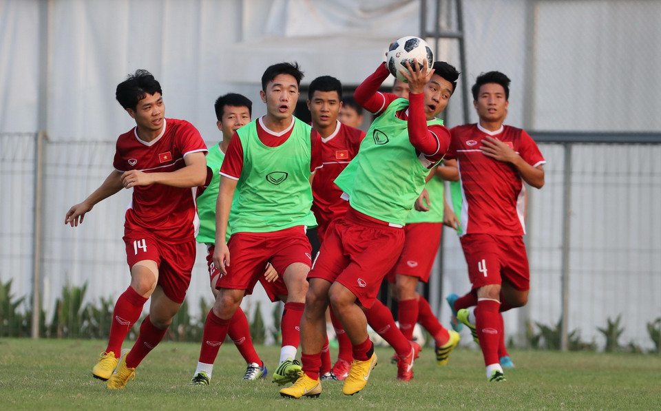 Các cầu thủ Việt Nam chơi bóng ném tại buổi tập. (Ảnh: Hoàng Linh/TTXVN)