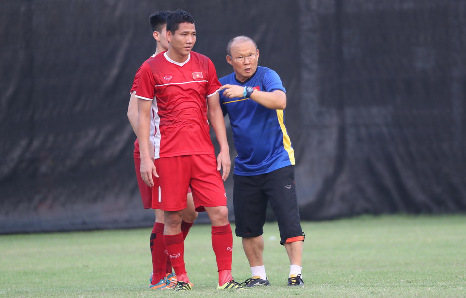 HLV Park Hang-seo chỉ đạo chiến thuật với Anh Đức. (Ảnh: Hoàng Linh/TTXVN)