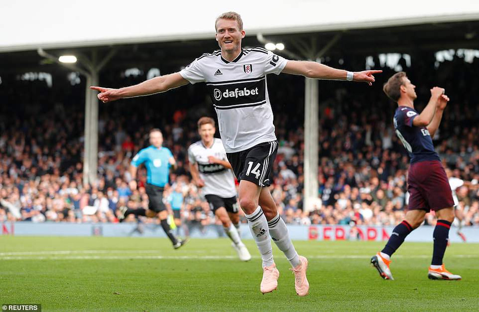 Tuy nhiên, ngay trước khi hiệp 1 khép lại, Andre Schurrle đã kịp giúp đội chủ nhà Fulham cân bằng tỷ số 1-1.
