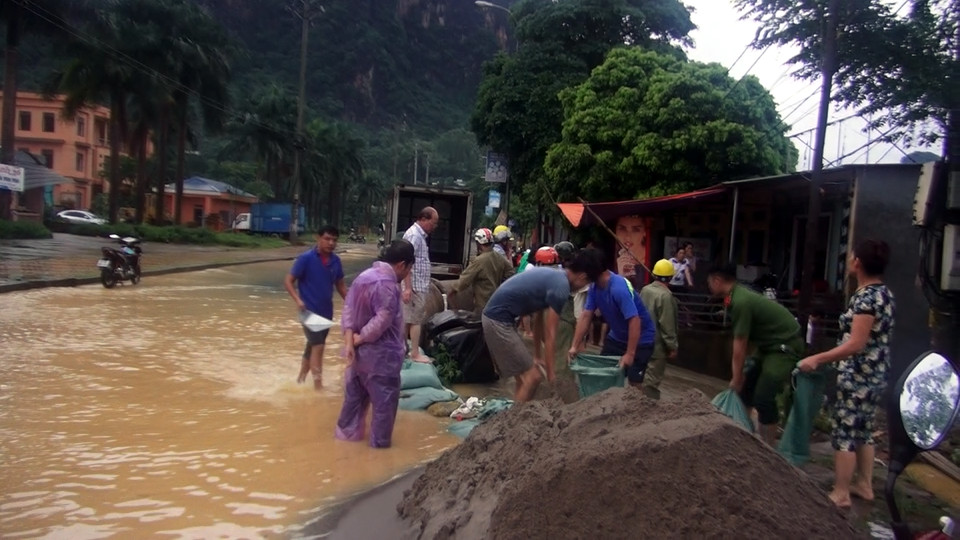 Người dân khắc phục thiệt hại do mưa lũ gây ra. (Ảnh: Thanh Hải/TTXVN)