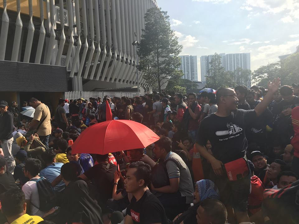 Theo Liên đoàn bóng đá Malaysia (FAM), có khoảng hơn 6.000 cổ động viên ủng độ đội tuyển đã xếp hàng dài từ đêm qua. (Ảnh: Lương Hòa/Vietnam+)