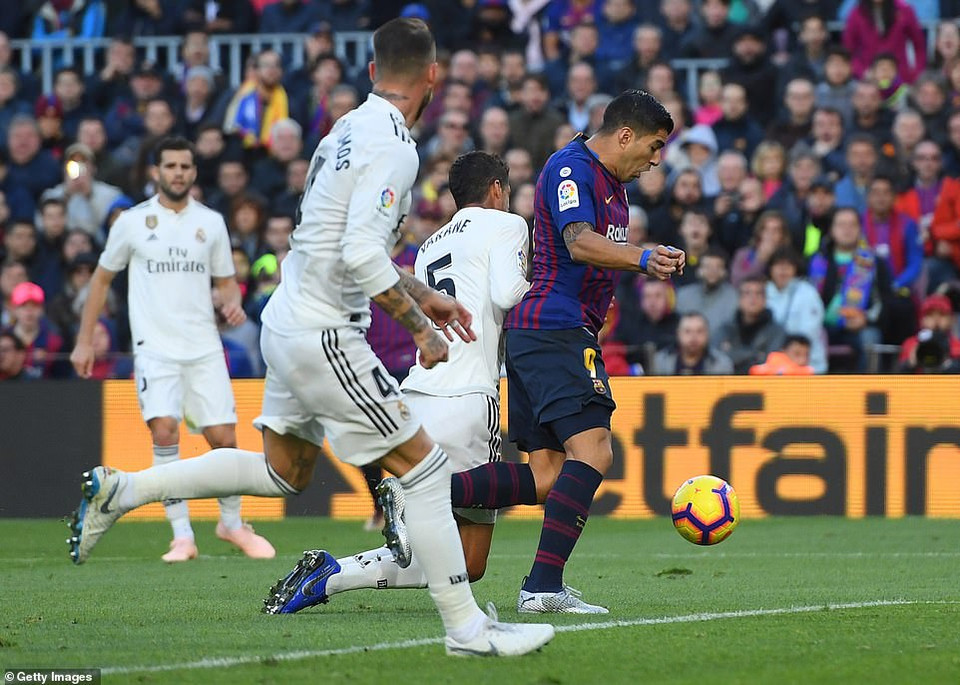 Đến phút 29, Suarez bị Varane phạm lỗi trong vòng cấm...
