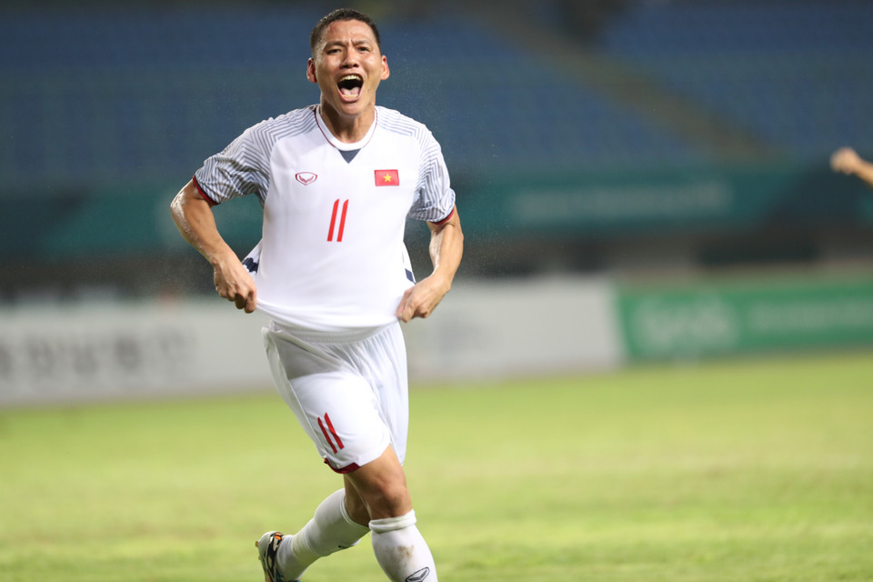 ...còn Anh Đức chính là người dứt điểm trúng xà ngang đưa bóng bật ra để Văn Toàn băng vào dứt điểm ghi bàn. (Ảnh: Hoàng Linh/TTXVN)