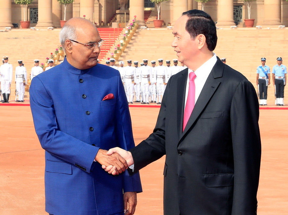 Chủ tịch nước Trần Đại Quang và Tổng thống Ấn Độ Ram Nath Kovind tại lễ đón. (Ảnh: Nhan Sáng/TTXVN)