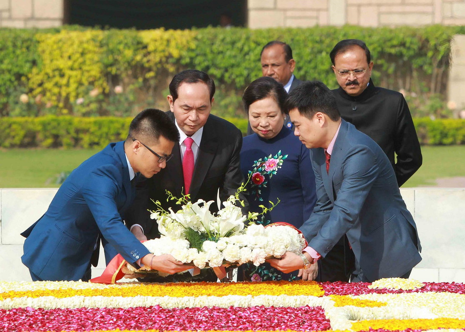 Chủ tịch nước Trần Đại Quang và Phu nhân đặt vòng hoa tại Khu tưởng niệm Mahatma Gandhi. (Ảnh: Nhan Sáng/TTXVN​)