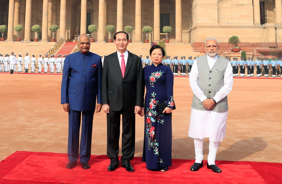 Chủ tịch nước Trần Đại Quang và Phu nhân với Tổng thống Ấn Độ Ram Nath Kovind và Thủ tướng Narendra Modi tại lễ đón. (Ảnh: Nhan Sáng/TTXVN​)