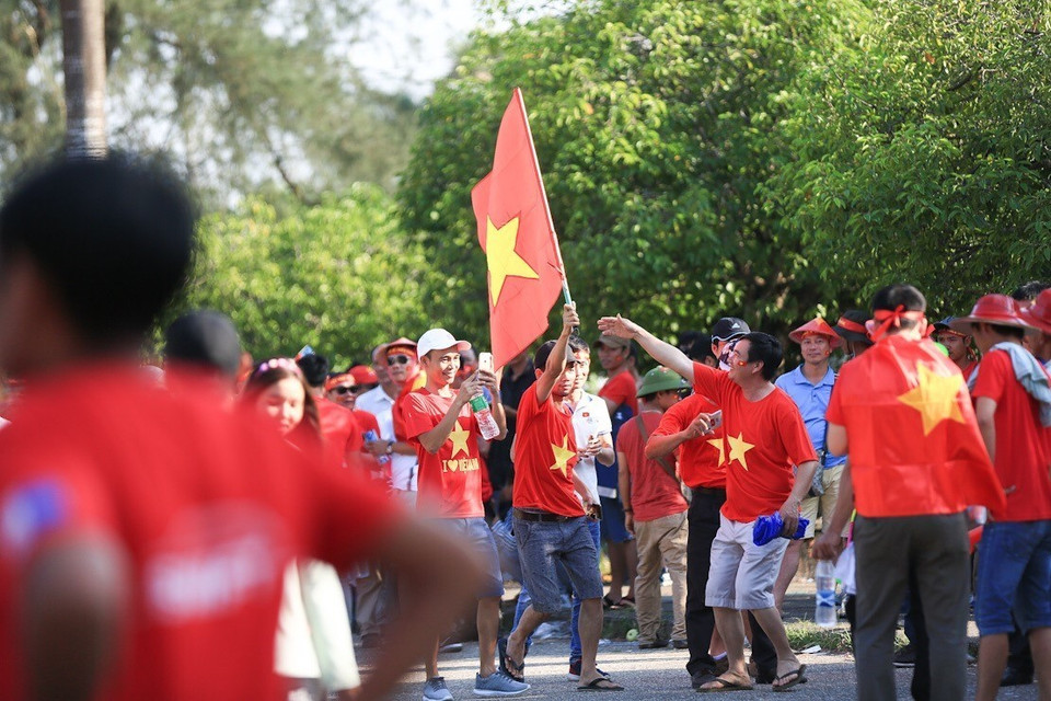 Cổ động viên hâm nóng trận Việt Nam vs Myanmar. (Ảnh: Trọng Đạt/TTXVN)